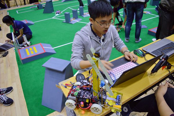 1495071027774744.jpg 图二 参赛选手在现场认真调试2_副本.jpg