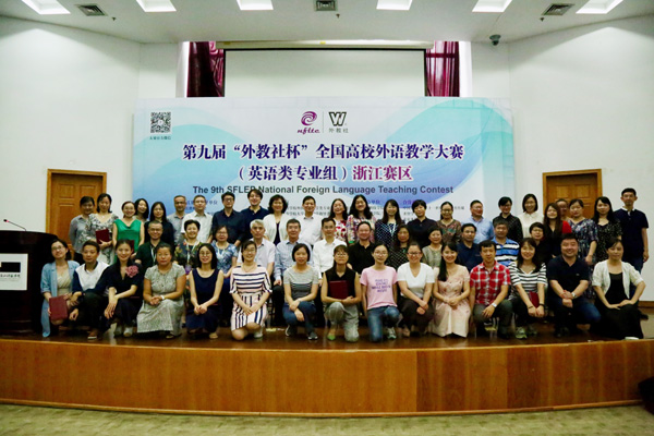 1528868985715188.jpg 决赛评委与获奖选手合影1.jpg